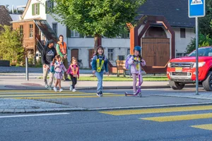 Das Kiki wird auf dem Fussgängerstreifen geschoben, das wissen die Profis natürlich. Das Kiki wird auf dem Fussgängerstreifen geschoben, das wissen die Profis natürlich.