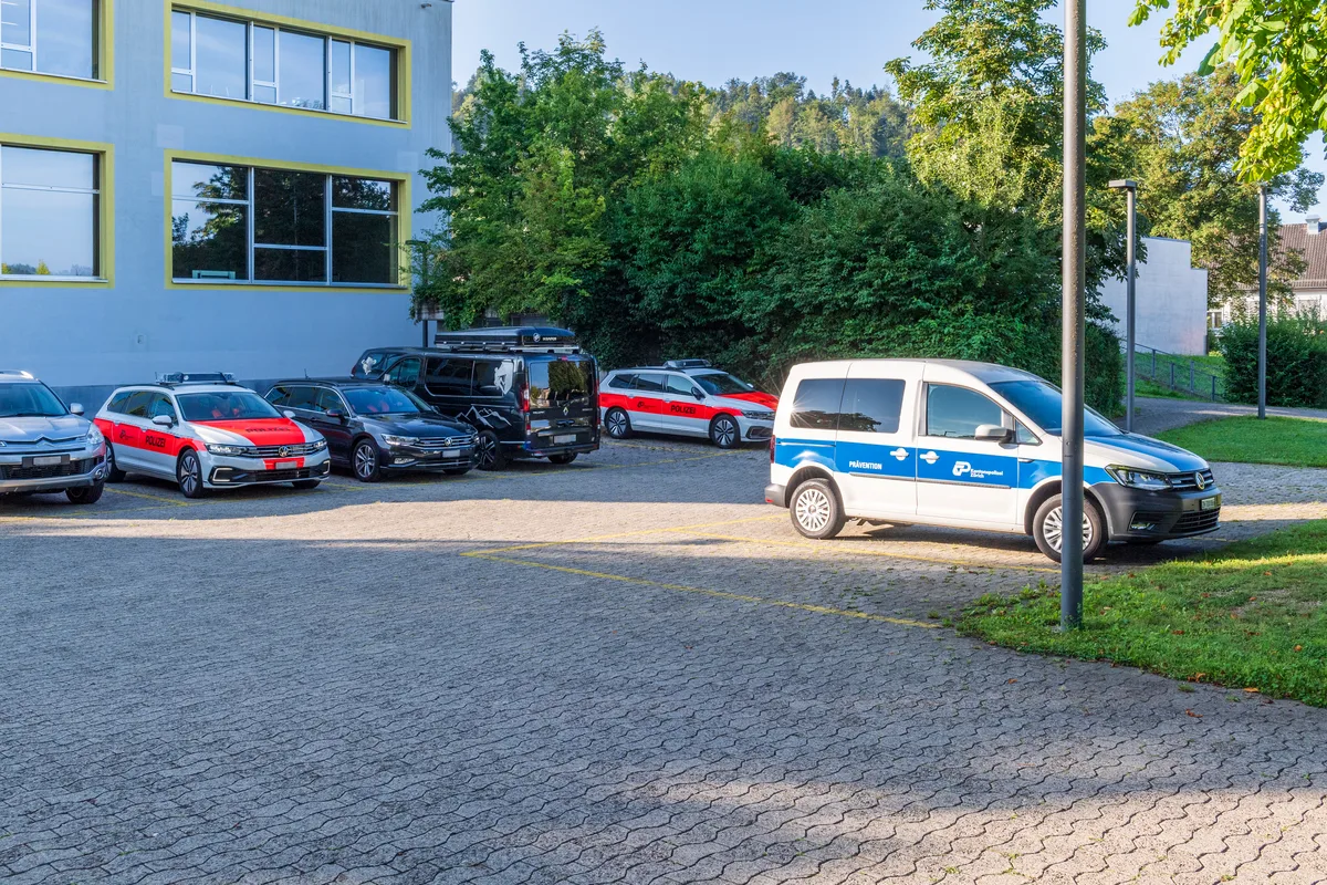 Pünktlich zum Schulstart ist die Kantonspolizei vor Ort und gibt nicht nur den Anfängern nützliche Tipps.