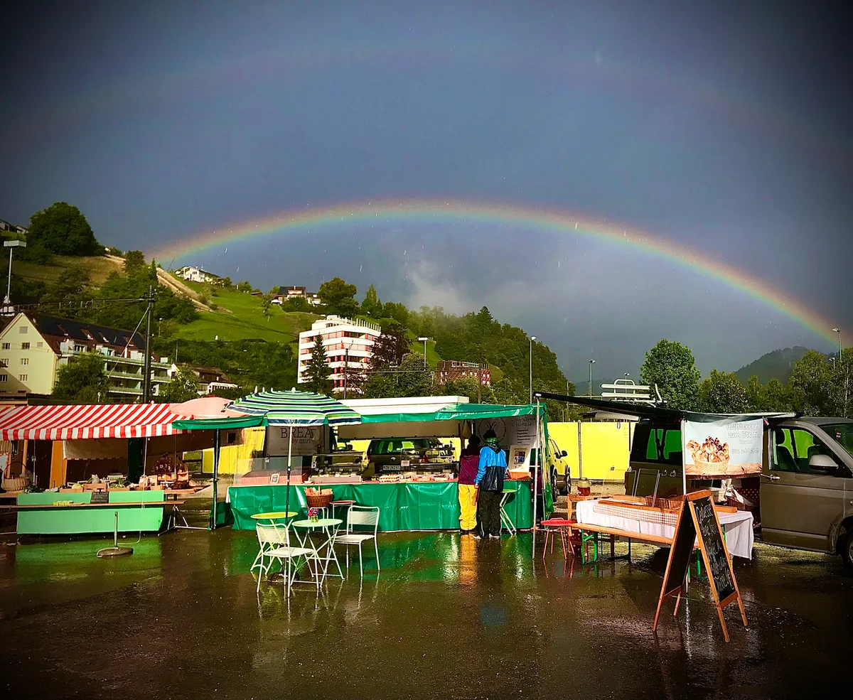 Der Regenbogen gilt als Zeichen für Hoffnung. Diese haben wohl auch die Verantwortlichen des Baumer Wuchemärts.