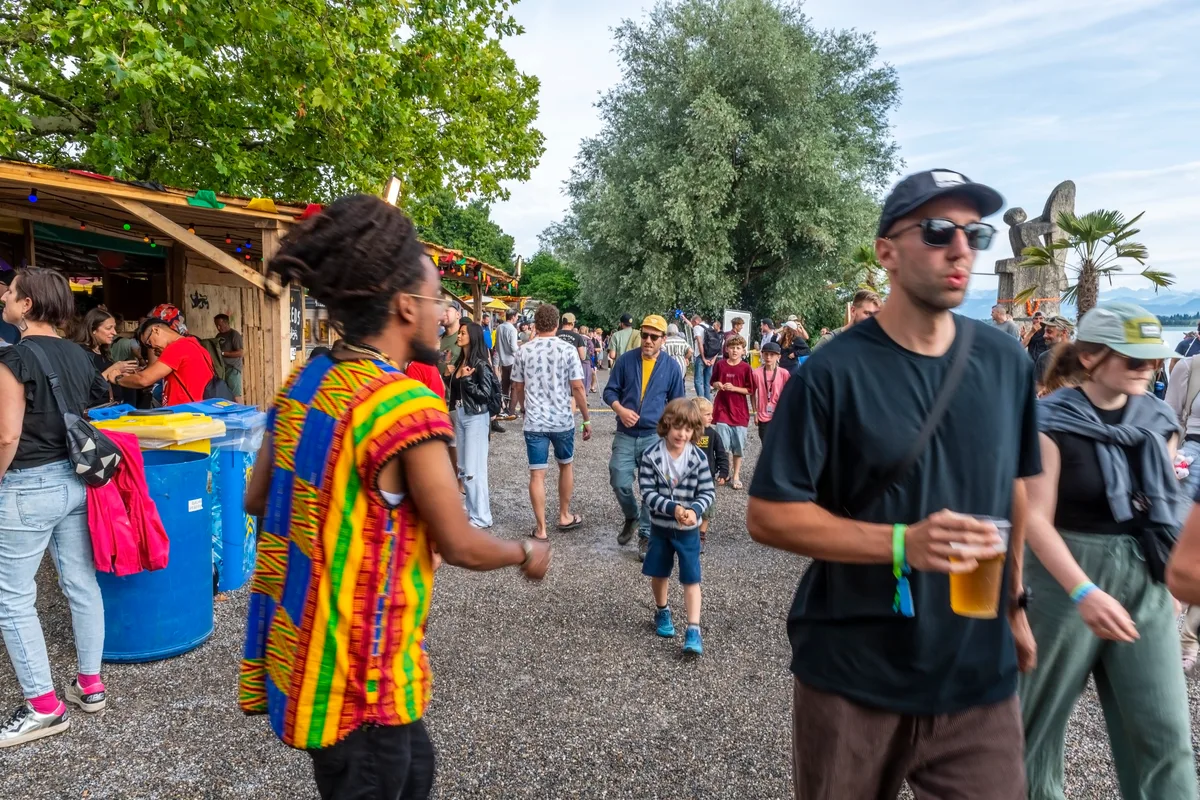 Aussen am Festivalgelände tummelt man sich auf dem bunten Markt, begleitet von Sound von der Bühne. bunte Farben und rhythmische Vibes am Reeds in Pfäffikon