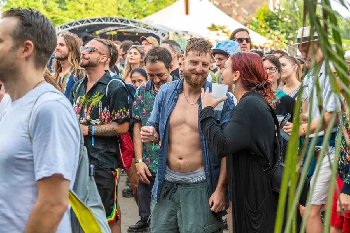 Ebenso bunt wie der karibische Sound war das Publikum. bunte Farben und rhythmische Vibes am Reeds in Pfäffikon