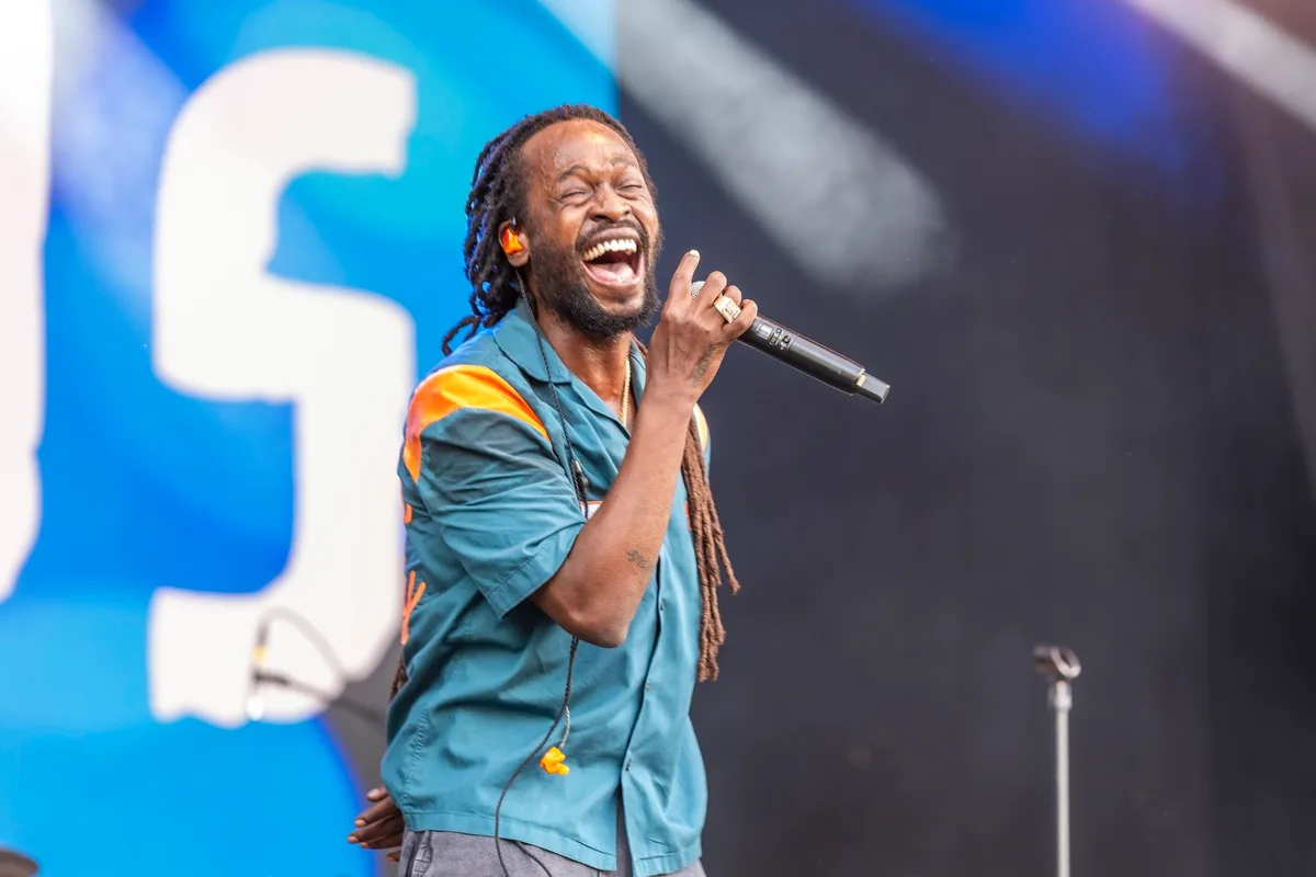 Jesse Royal reisst das Publikum mit tiefgründigen Texten mit, in Kürze soll sein neues Album erscheinen. bunte Farben und rhythmische Vibes am Reeds in Pfäffikon