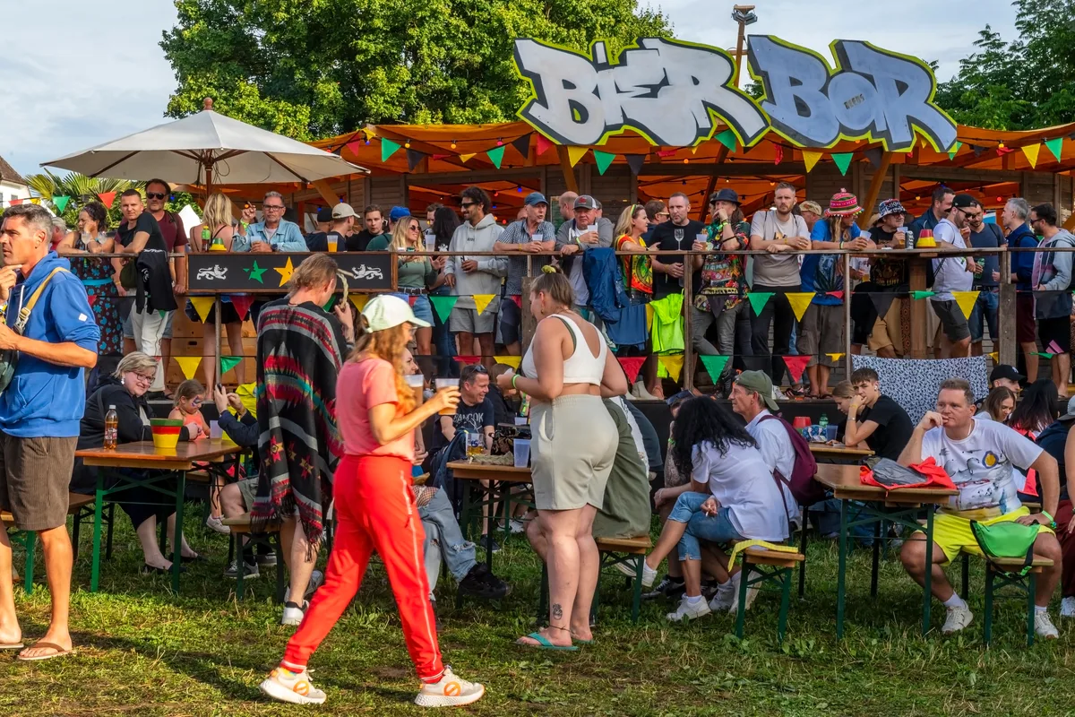 Im Schatten der Bierbar überblickt man das ganze Gelände. bunte Farben und rhythmische Vibes am Reeds in Pfäffikon