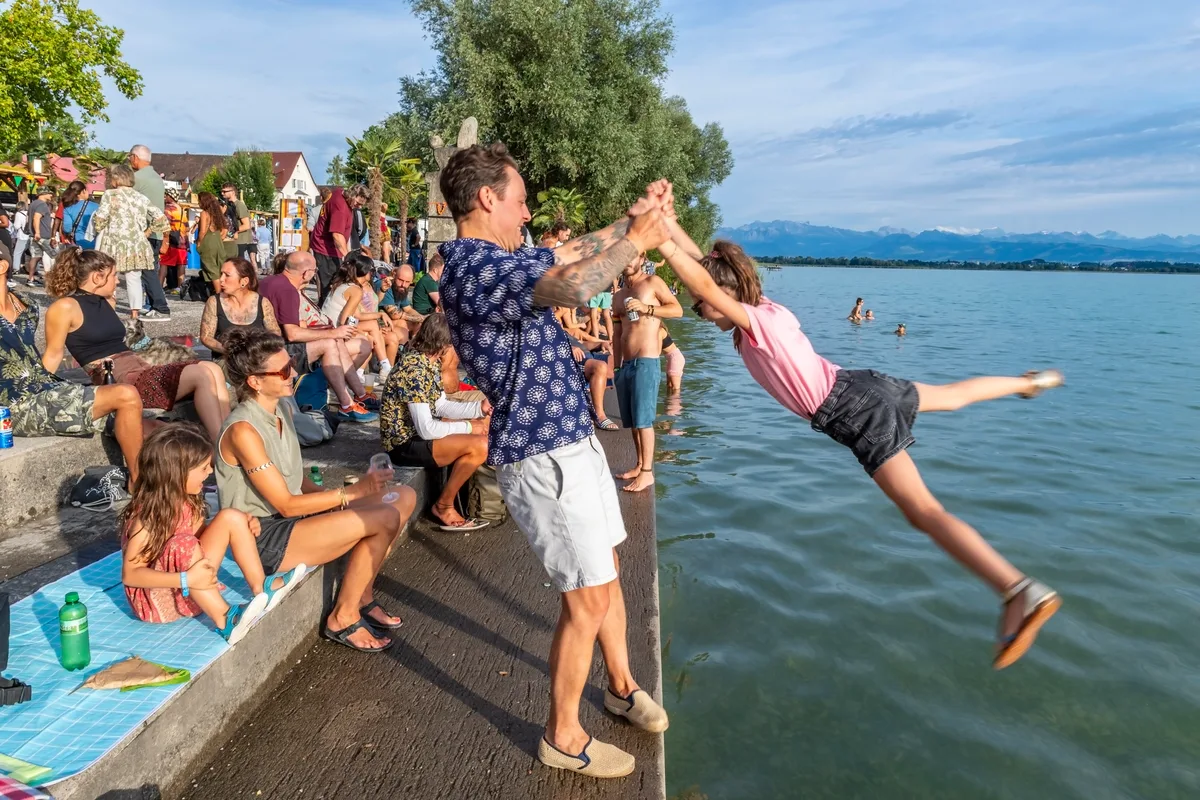 Während die einen noch ein Bad in der «Karibischen See» nehmen, sucht sich Gina einen Vertrauensbeweis bei ihrem Papa. bunte Farben und rhythmische Vibes am Reeds in Pfäffikon