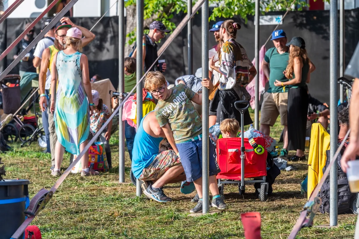 Das Festival zieht immer jüngeres Publikum an. Es ist so ein Familiending – das gehört zum Selbstverständnis des «Reeds». bunte Farben und rhythmische Vibes am Reeds in Pfäffikon