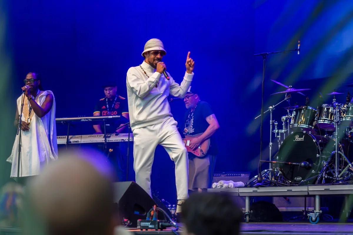 Cali P, ursprünglich aus Guadeloupe, hat den Reggae quasi mit der Muttermilch aufgesogen. bunte Farben und rhythmische Vibes am Reeds in Pfäffikon