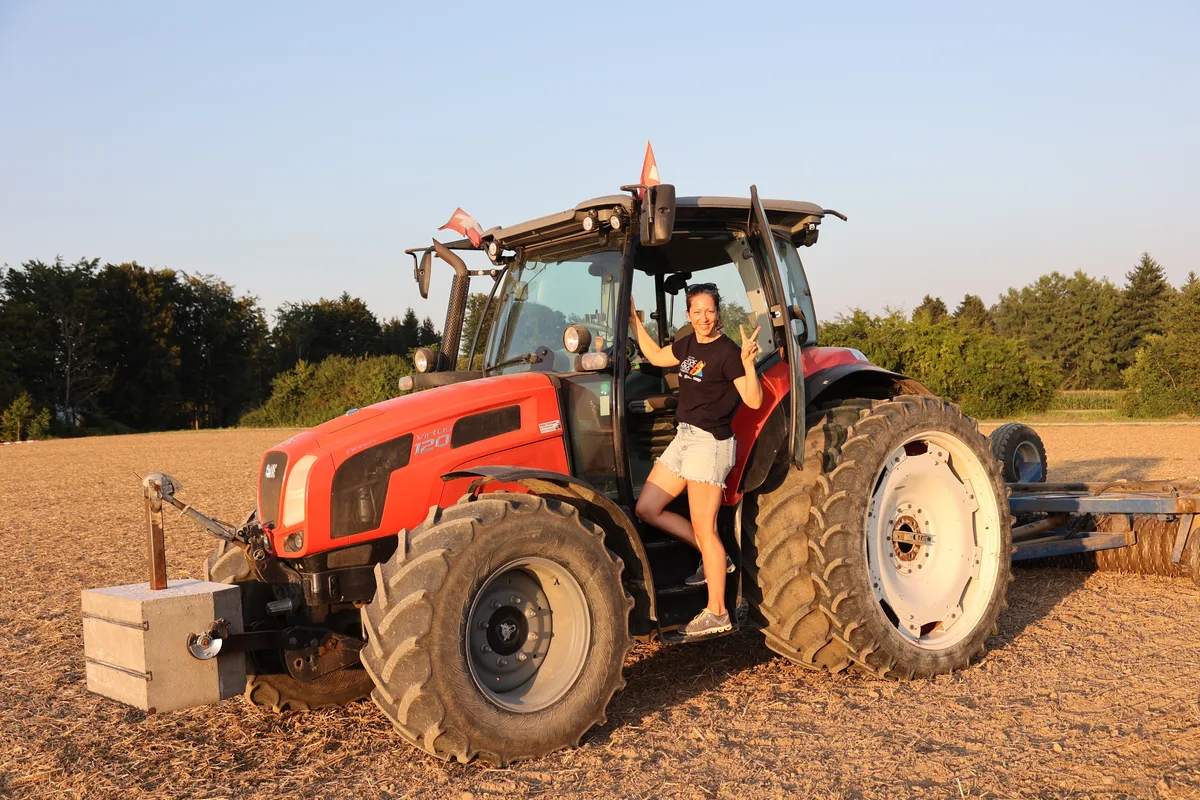 Frau auf Traktor