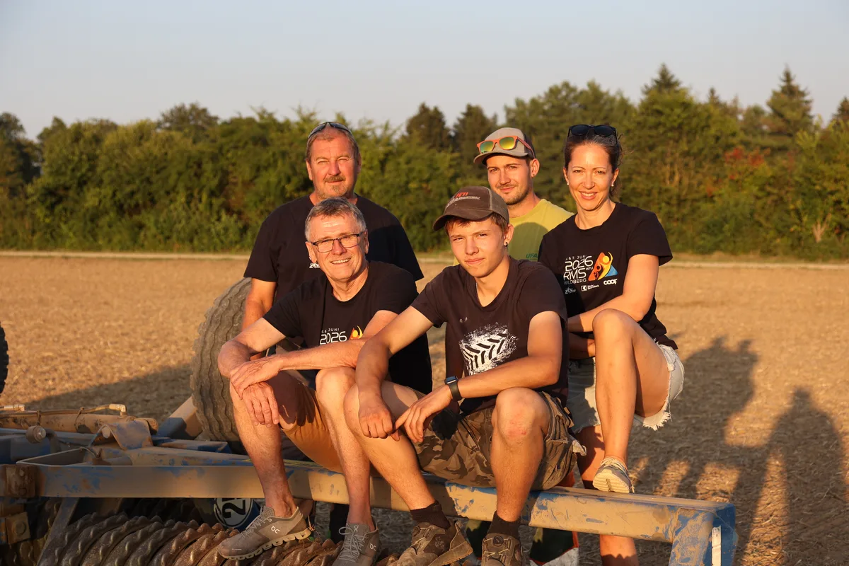 Fünf Personen auf einem Feld