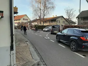23108748-4 In den Stosszeiten hat es oft viel Verkehr in Robenhausen. Einige Einwohner machen sich Sorgen, dass es mit der Sperrung der Usterstasse noch schlimmer wird.