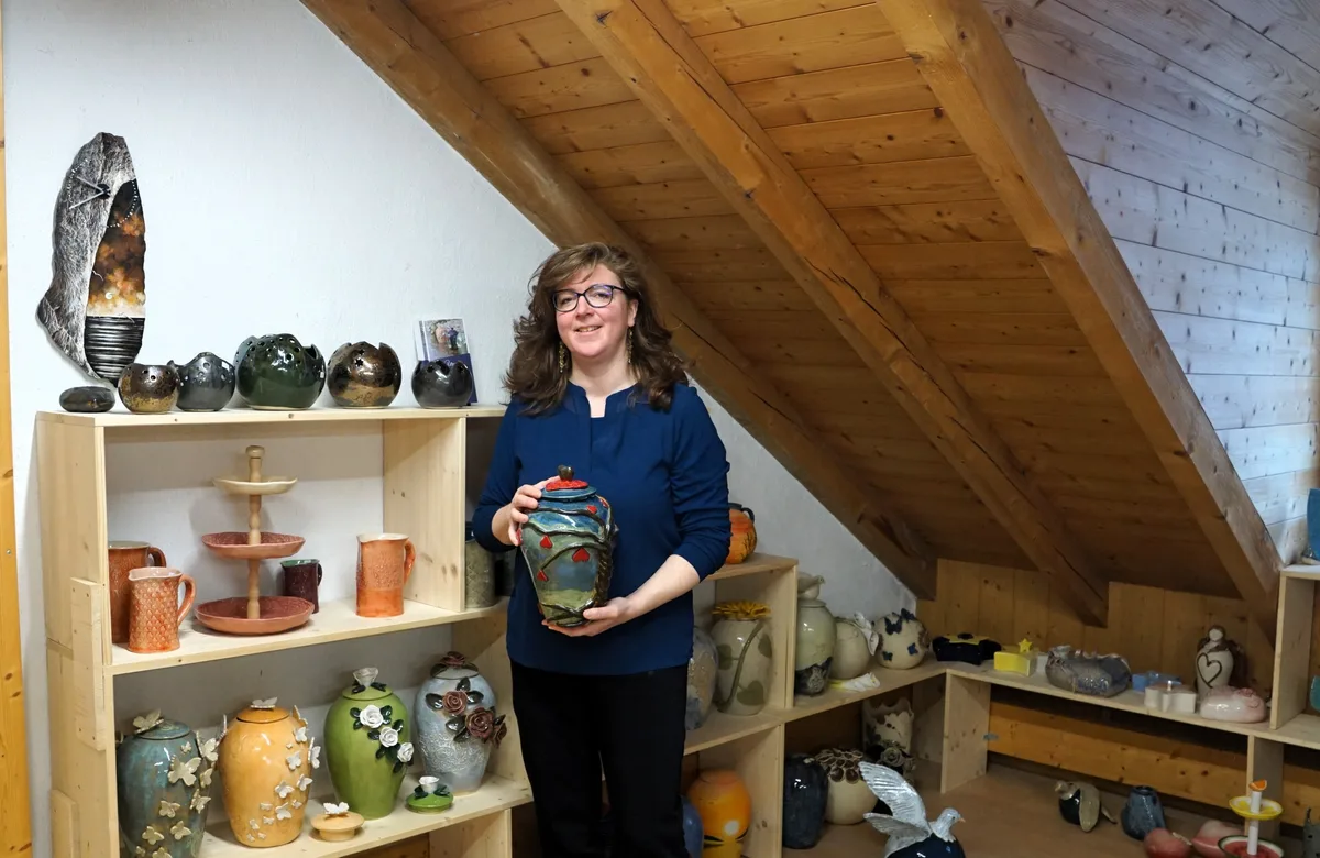 Sara Diener stellt Urnen aus Ton her. Sie will damit Menschen in Trauer einen kleinen Lichtblick geben.