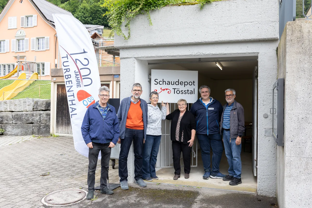 Der Vorstand des Museumsvereins Turbenthal hiess die Besucher im Schaudepot willkommen. Schaudepot Tösstal