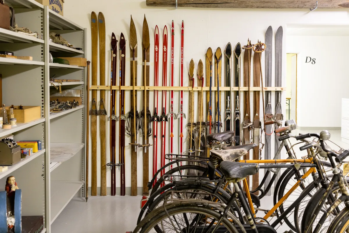 So zeigen sie etwa Freizeitaktivitäten im Tösstal: Ski fahren im Winter und Velo fahren im Sommer. Schaudepot Tösstal