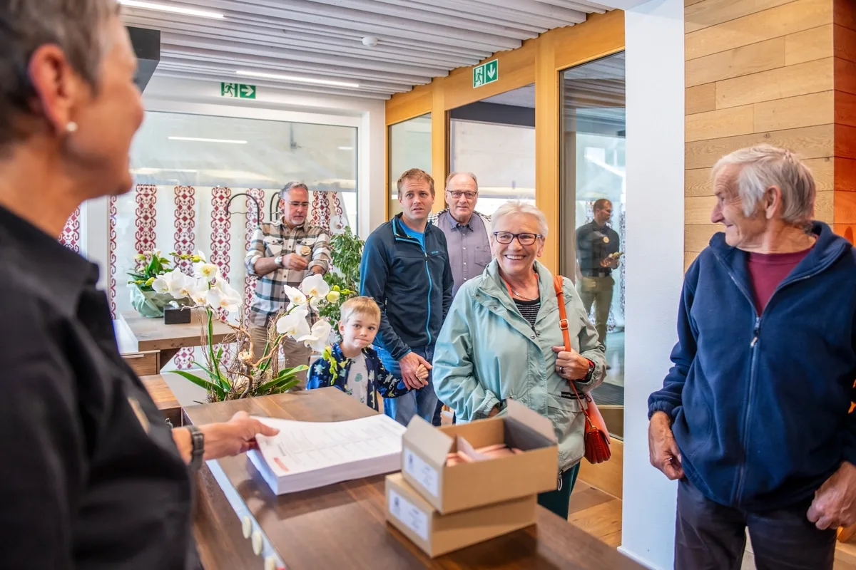 Am Empfangsschalter werden alle Besucher persönlich begrüsst und mit dem Wettbewerbsformular ausgerüstet. Grosser Besucherandrang in der Schreinerei Furrer in Wila.