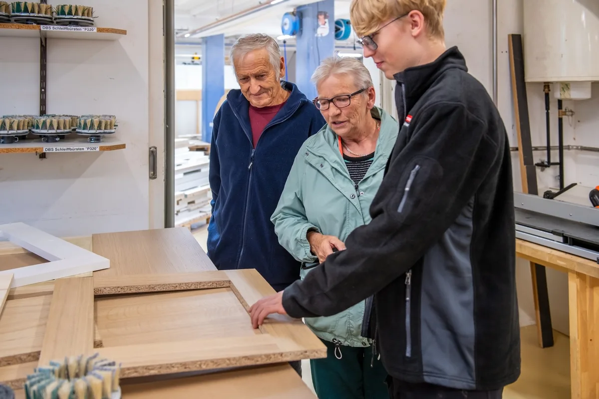 Marc hat nach den Sommerferien seine Ausbildung in der Schreinerei Furrer begonnen. Schon ganz fachmännisch zeigt er seinen Grosseltern die Arbeitsabläufe im Betrieb. Grosser Besucherandrang in der Schreinerei Furrer in Wila.