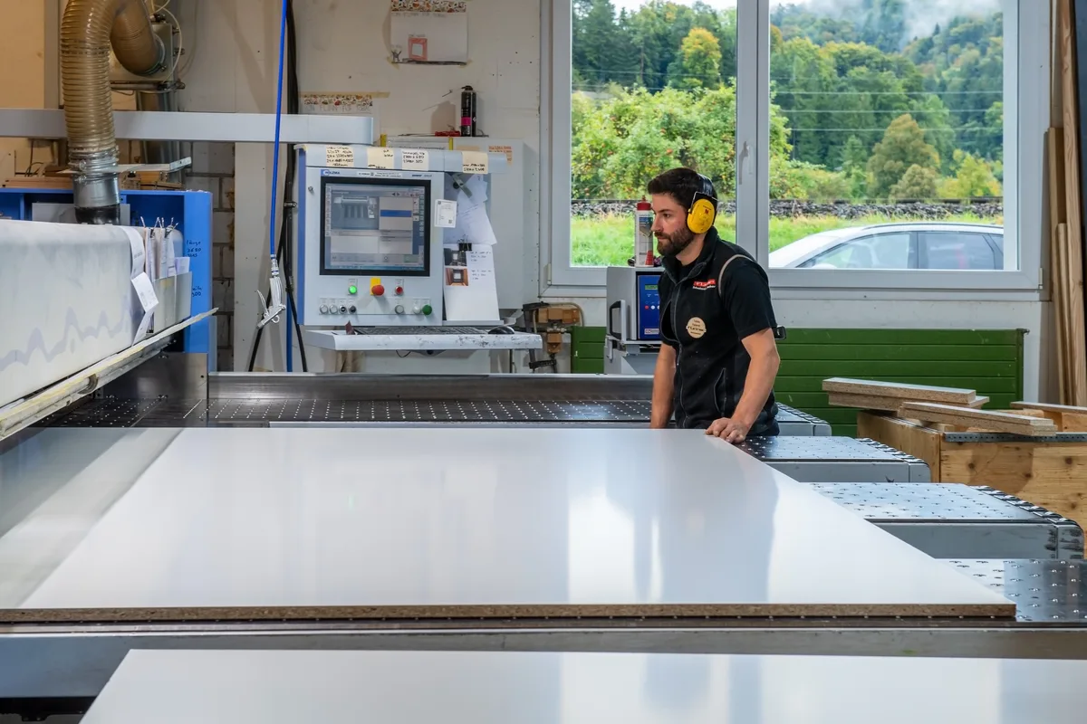 Für den horizontalen Plattenzuschnitt reicht ein Mitarbeiter. Ist der Computer mit den Massen gefüttert, braucht Tobias Federer nicht lange, um die Teile für eine ganze Küche bereitzustellen. Grosser Besucherandrang in der Schreinerei Furrer in Wila.