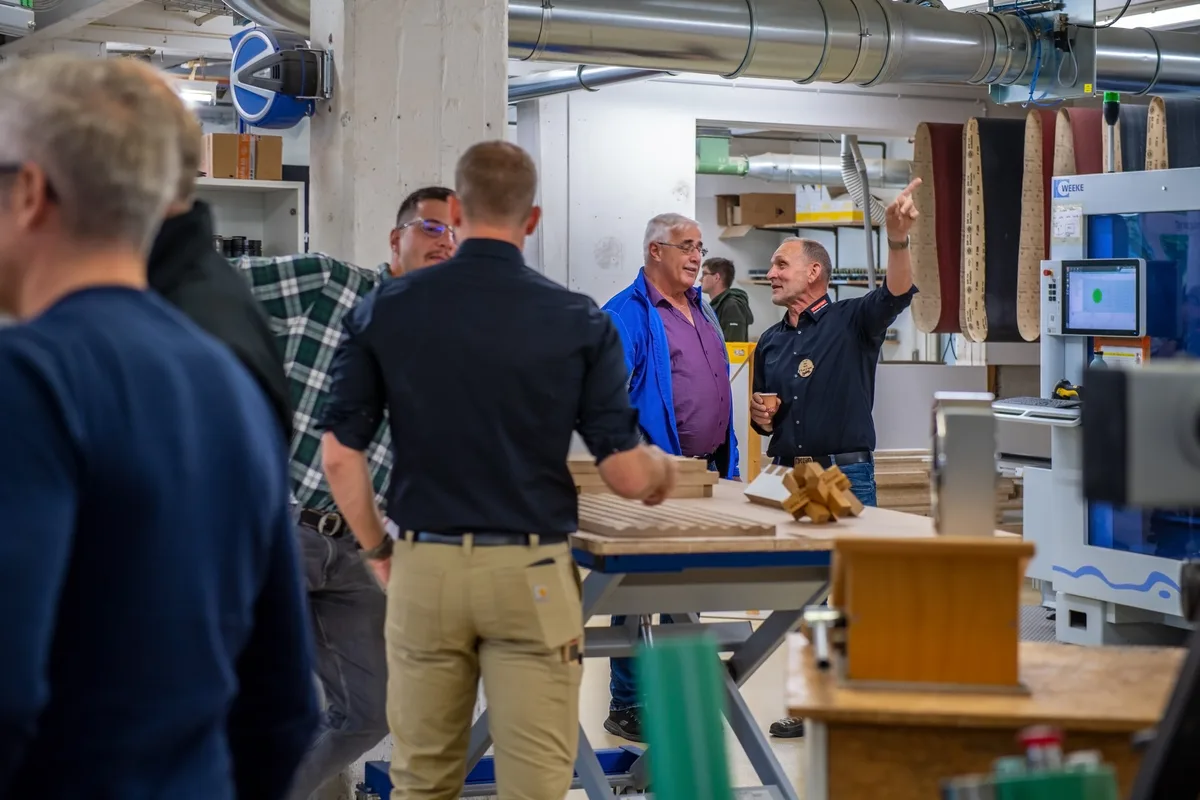 Andreas Nock (rechts im Bild) in seinem Element. Mit seinen Nachfolgern führt er die Firma bis auf Weiteres zu viert. Grosser Besucherandrang in der Schreinerei Furrer in Wila.