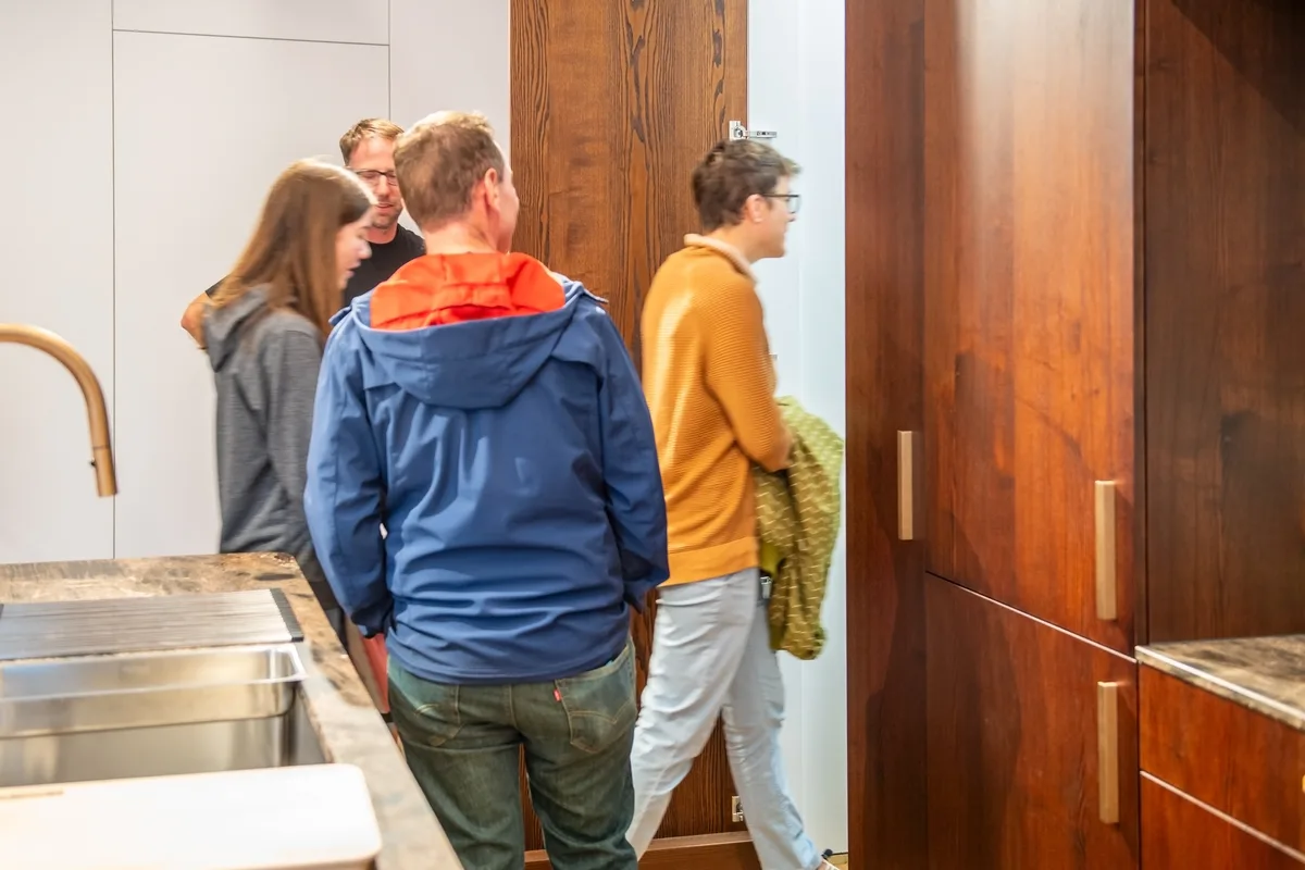 Nicht alle träumen von einer Küche, aber wenn, dann von einer mit einem Vorratsschrank, in dem gleich die ganze Familie Platz hat. Grosser Besucherandrang in der Schreinerei Furrer in Wila.