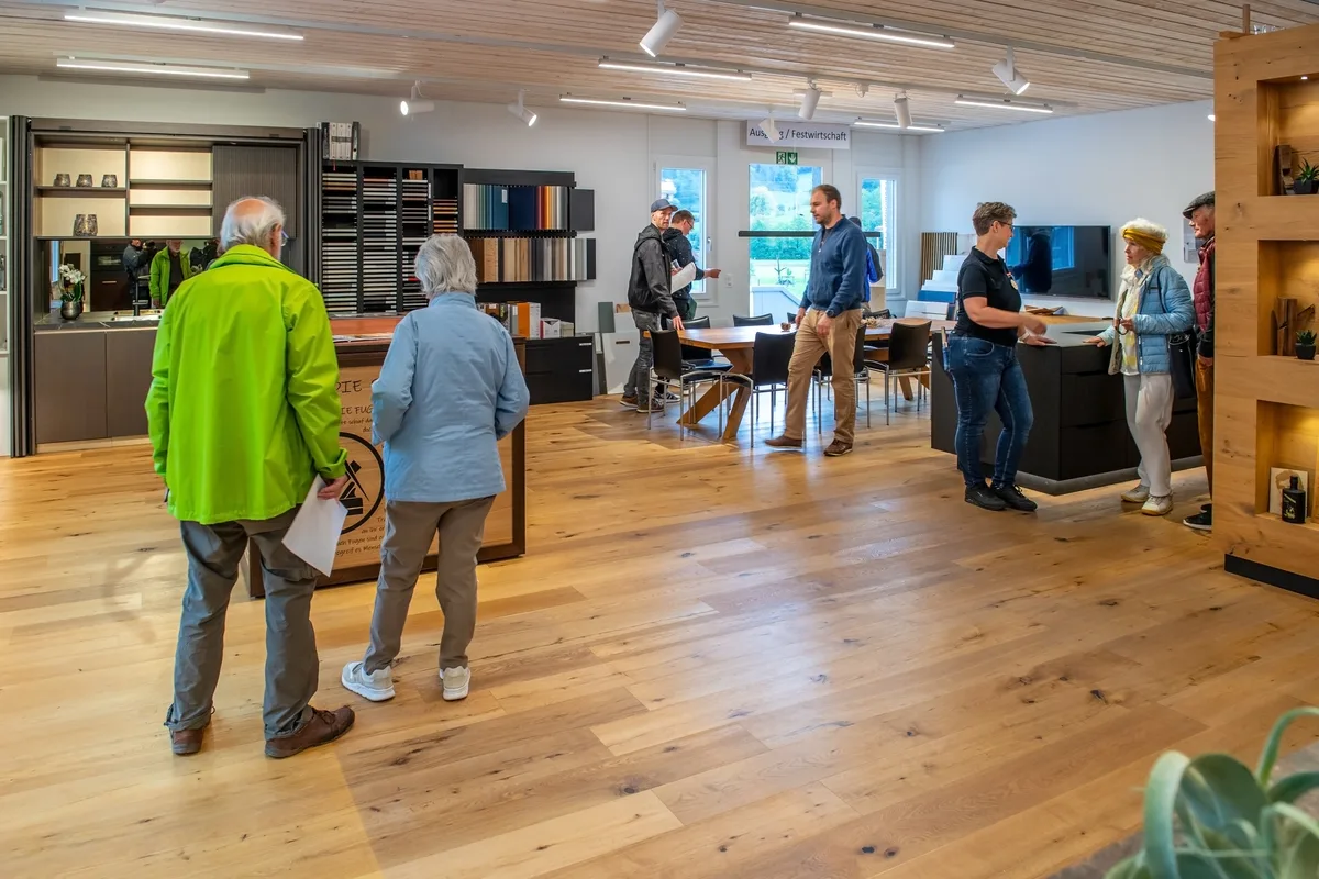 Die neuen Ausstellungsräume sind lichtdurchflutet und zeigen Holz in seiner modernsten Art und Weise. Grosser Besucherandrang in der Schreinerei Furrer in Wila.