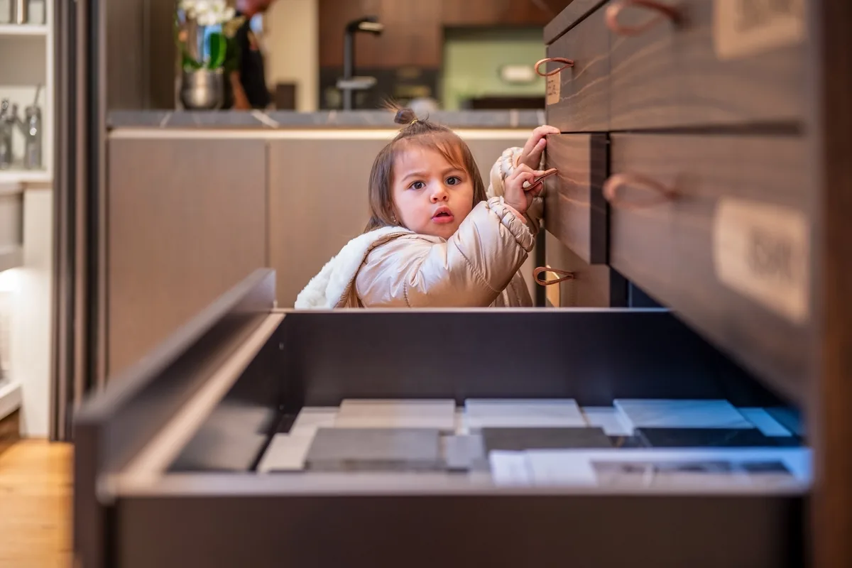 Amelia ist einmal kurz abgelenkt vom Fotografen, und schon sind die Finger eingeklemmt. Anscheinend auch eine wichtige Erfahrung im Leben. Grosser Besucherandrang in der Schreinerei Furrer in Wila.