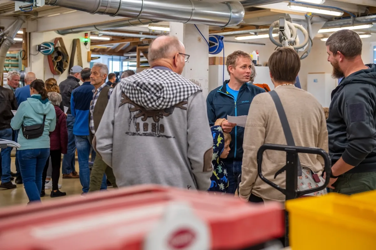 Wo sonst die Maschinen lärmen, ist heute Platz für Gespräche mit Kunden, Freunden, ehemaligen und aktuellen Mitarbeitern. Grosser Besucherandrang in der Schreinerei Furrer in Wila.