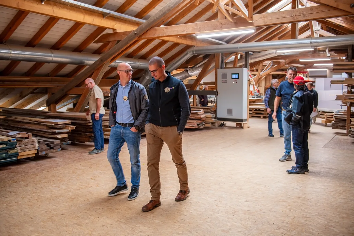 Im Massivholzlager akklimatisieren sich ganze Baumstämme an die Umgebung. Der Vorrat reicht für etwa zwölf Monate. Grosser Besucherandrang in der Schreinerei Furrer in Wila.