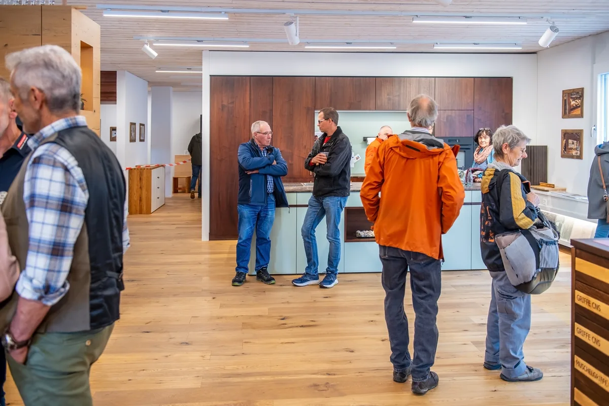 In der komplett neu aufgebauten Ausstellung sind alle Möglichkeiten der persönlich angefertigten Küchen zu sehen. Grosser Besucherandrang in der Schreinerei Furrer in Wila.