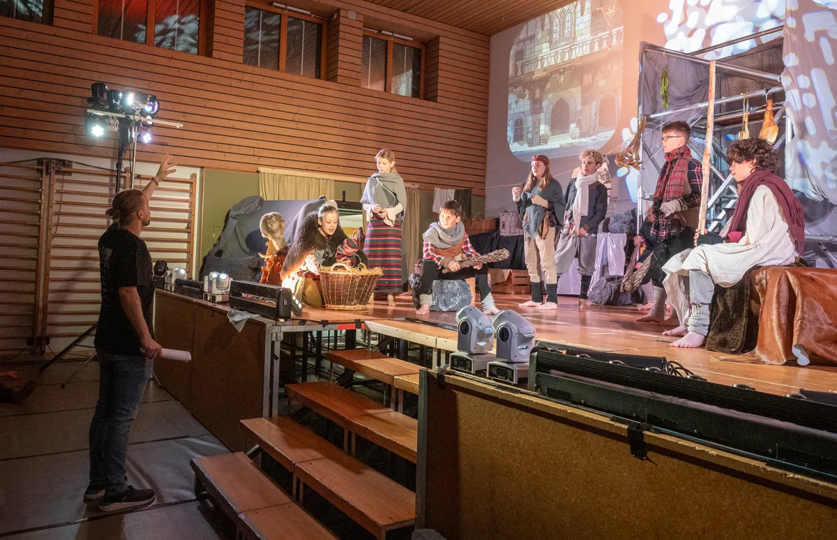 Die jungen Schauspielerinnen und Schauspieler lauschen den Anweisungen von Benjamin Flückiger. Die jungen Schauspielerinnen und Schauspieler lauschen den Anweisungen von Benjamin Flückiger.