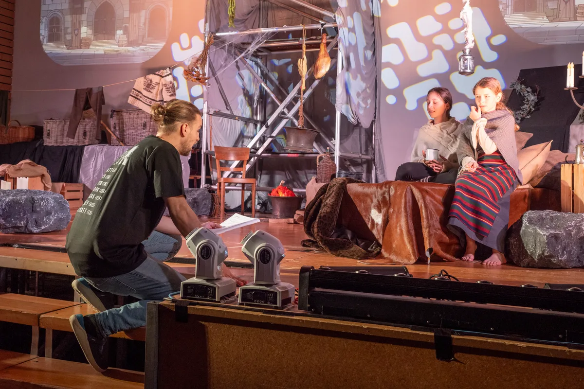 Man sieht Kinder, die ein Theaterstück proben.