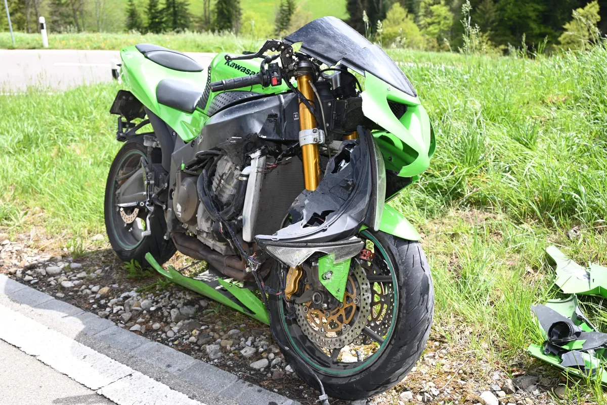 Das Motorrad steht zwar noch, aber gemäss der Kapo St. Gallen erlitt es einen Totalschaden. Das Motorrad steht zwar noch, aber gemäss der Kapo St. Gallen erlitt es einen Totalschaden.