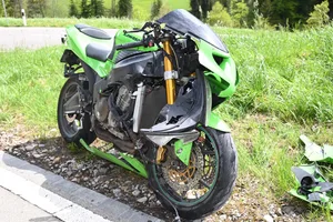 Das Motorrad steht zwar noch, aber gemäss der Kapo St. Gallen erlitt es einen Totalschaden. Das Motorrad steht zwar noch, aber gemäss der Kapo St. Gallen erlitt es einen Totalschaden.