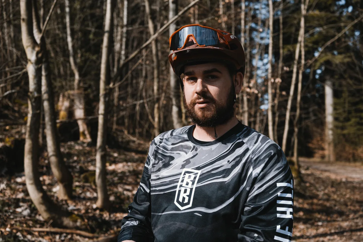 Silvano Zanchi ist oft auf dem Bike anzutreffen – und schätzt den Pumptrack in Rüti. In Bauma wünscht er sich ebenfalls einen. Man sieht einen Mountainbike-Fahrer.