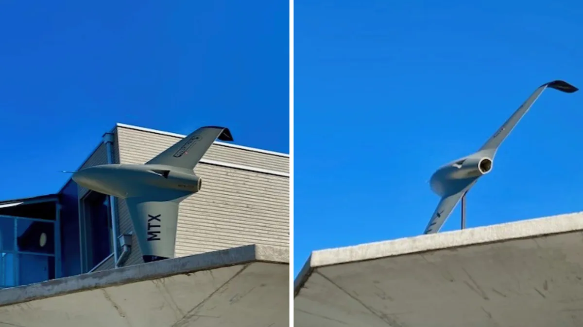 Man sieht eine Kampfdrohne auf einem Firmendach.