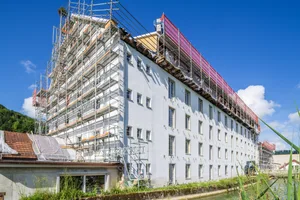 29762069-2 Die von der Hauptstrasse abgewandte Fassade im strahlenden Morgenlicht.