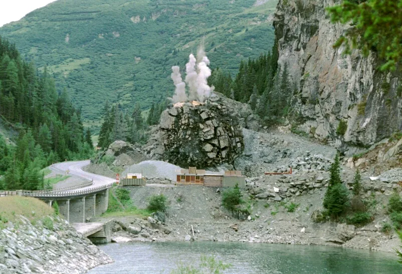 Sprengung an einem Berghang