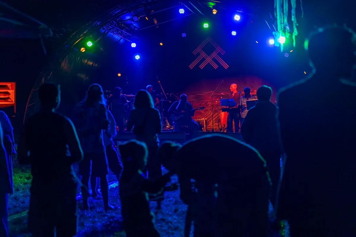 Noch ist das Publikum am "Aufwärmen" Erst viel später am Abend wird dann die Trance Musik die Stimmung machen. Noch ist das Publikum am "Aufwärmen" Erst viel später am Abend wird dann die Trance Musik die Stimmung machen.