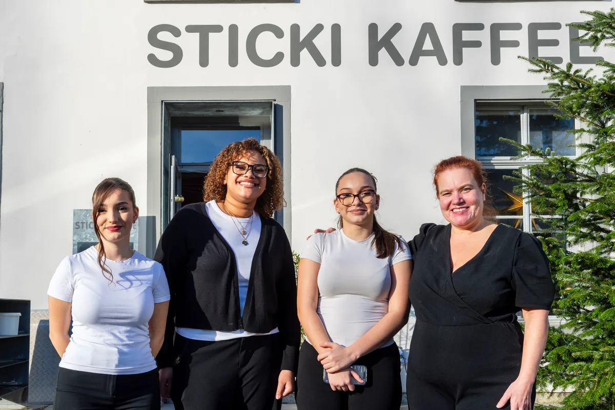 Das neue Sticki Team Aurelia, Fatou Olivia und Monika di Benedetto. Die beiden Töchter im weissen Shirt können ihre Sizilianischen Wurzeln schwerlich abstreiten. Das neue Sticki Team Aurelia, Fatou Olivia und Monika di Benedetto. Die beiden Töchter im weissen Shirt können ihre Sizilianischen Wurzeln schwerlich abstreiten.