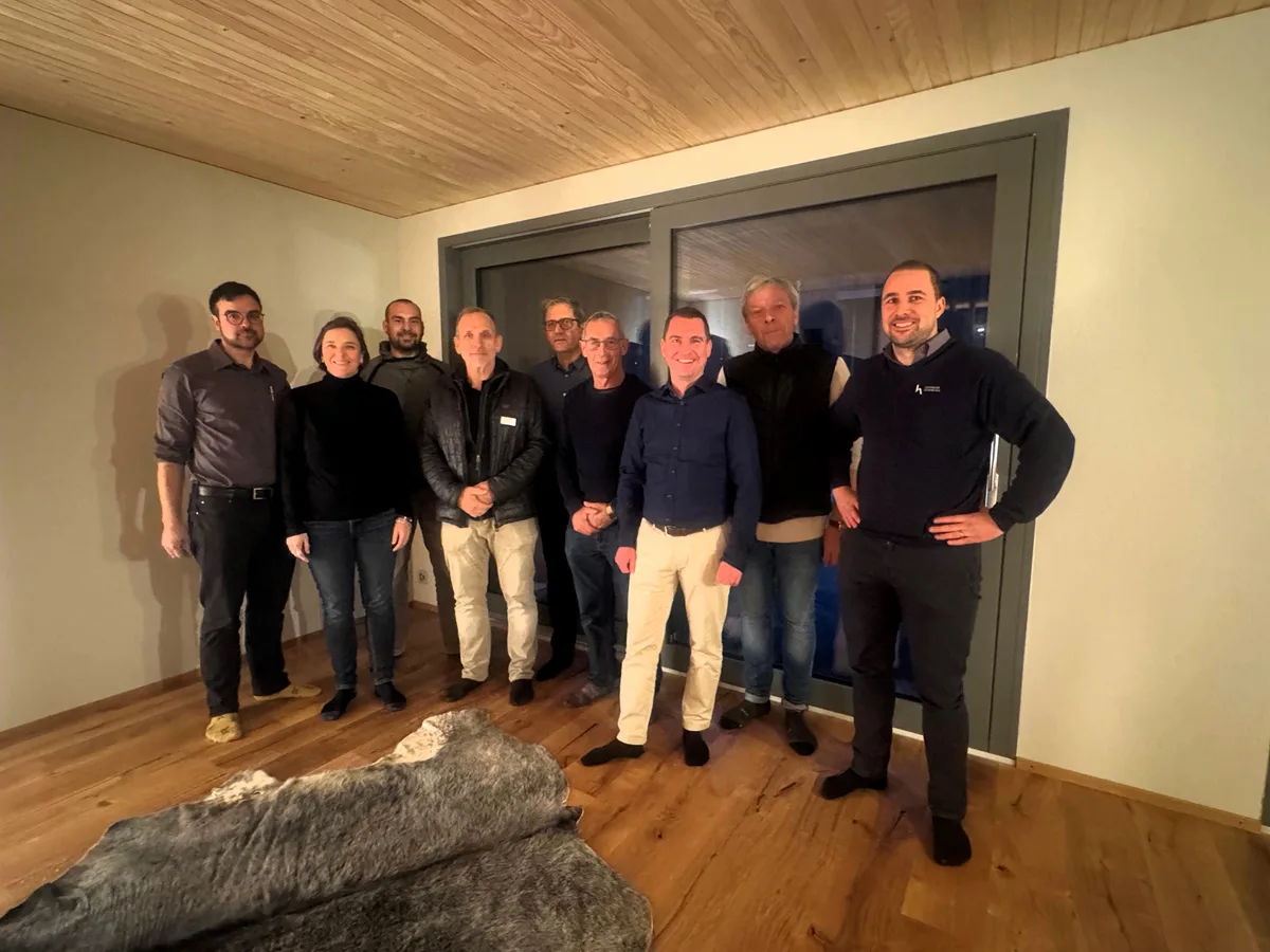 (Von links) Fabian Scheibling, Julia Furrer, Michael Kägi, Andreas Nock, Rolf Wiedmer, Heinz Graf, Elias Furrer, Martin Häberlin, Sebastian Keller Man sieht eine Gruppe in einem Raum.