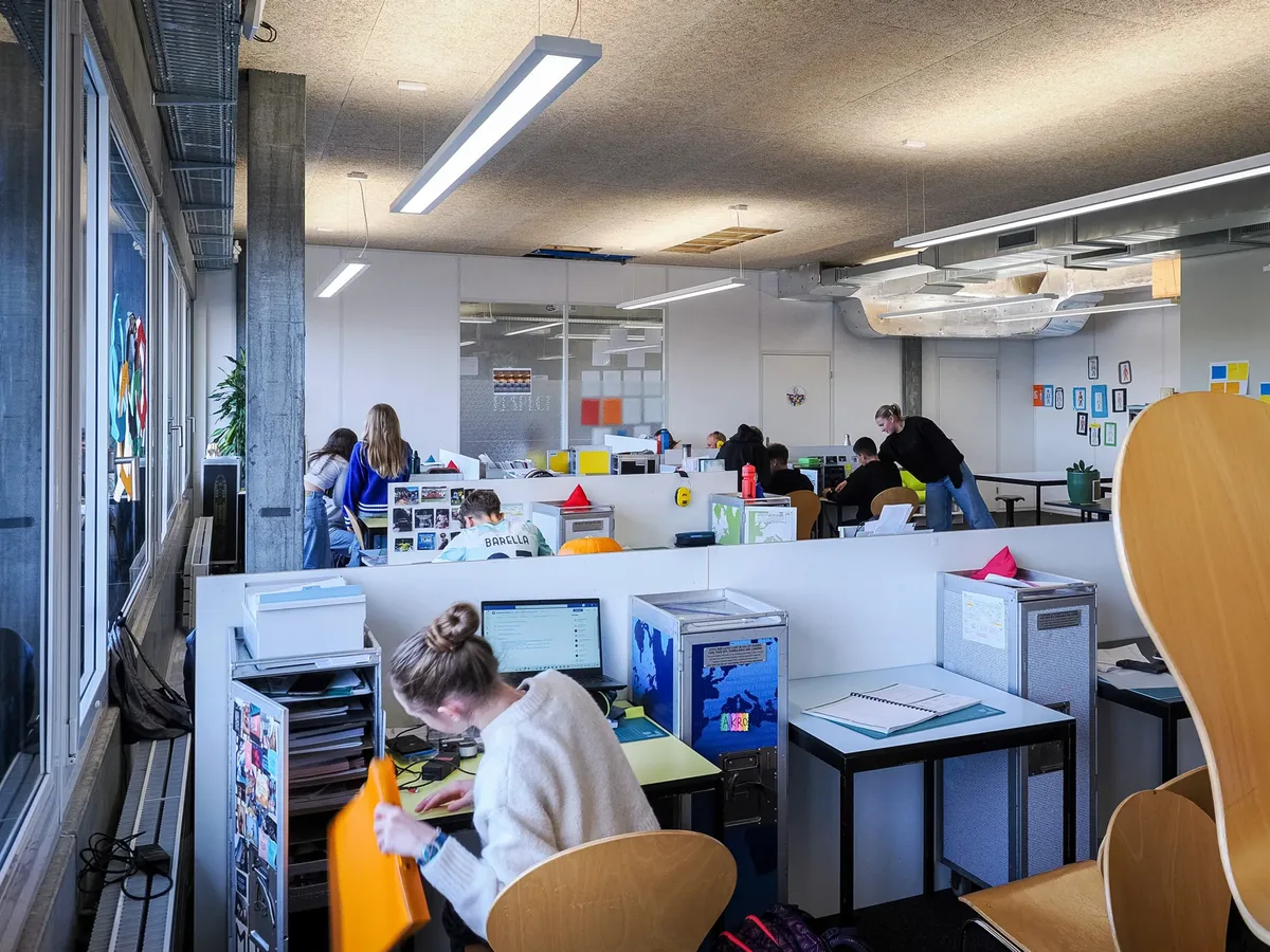 Lernlandschaft im Talent-Campus in Winterthur. Die Räumlichkeiten befinden sich im WIN4 beim Sportplatz Deutweg. Man sieht Kinder in einem Schulzimmer.