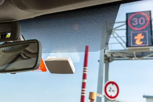 neben der Schweizer Vignette klebt der Telepass an der Windschutzscheibe. Bequem fährt man damit im Ausland, ohne anhalten durch die Zahlstellen auf der Autobahn. neben der Schweizer Vignette klebt der Telepass an der Windschutzscheibe. Bequem fährt man damit im Ausland, ohne anhalten durch die Zahlstellen auf der Autobahn.