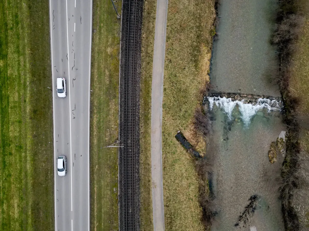 Der Reifenabrieb der Autos auf der Tösstalstrasse fliesst heute bei Regen ungefiltert in die Töss.