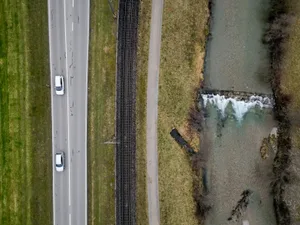 13451362-2 Der Reifenabrieb der Autos auf der Tösstalstrasse fliesst heute bei Regen ungefiltert in die Töss.