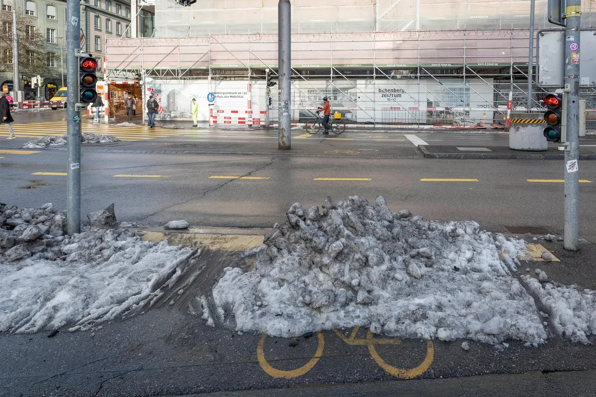 Man sieht einen Schneehaufen.