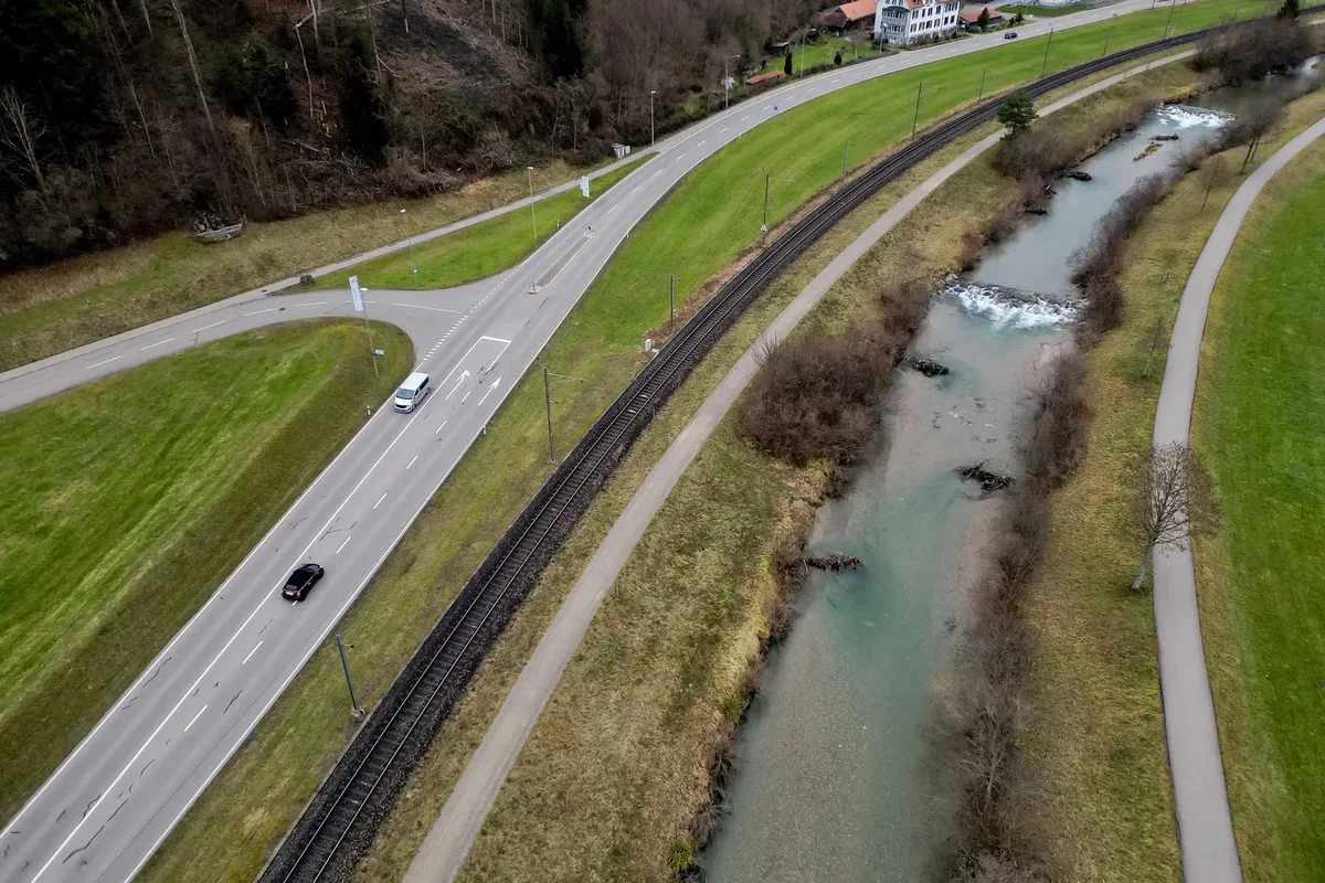 Man sieht eine Strasse und Töss.