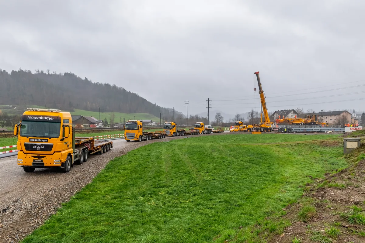 In Wila wurde die provisorische Brücke über die Töss versetzt.