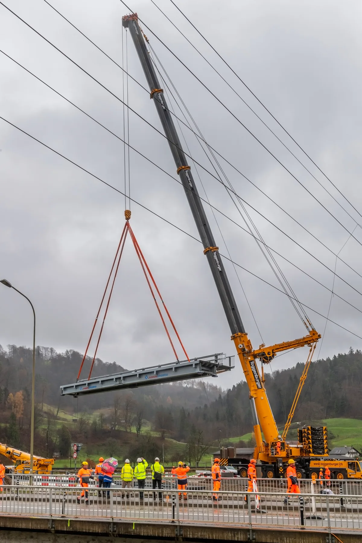 In Wila wurde die provisorische Brücke über die Töss versetzt.