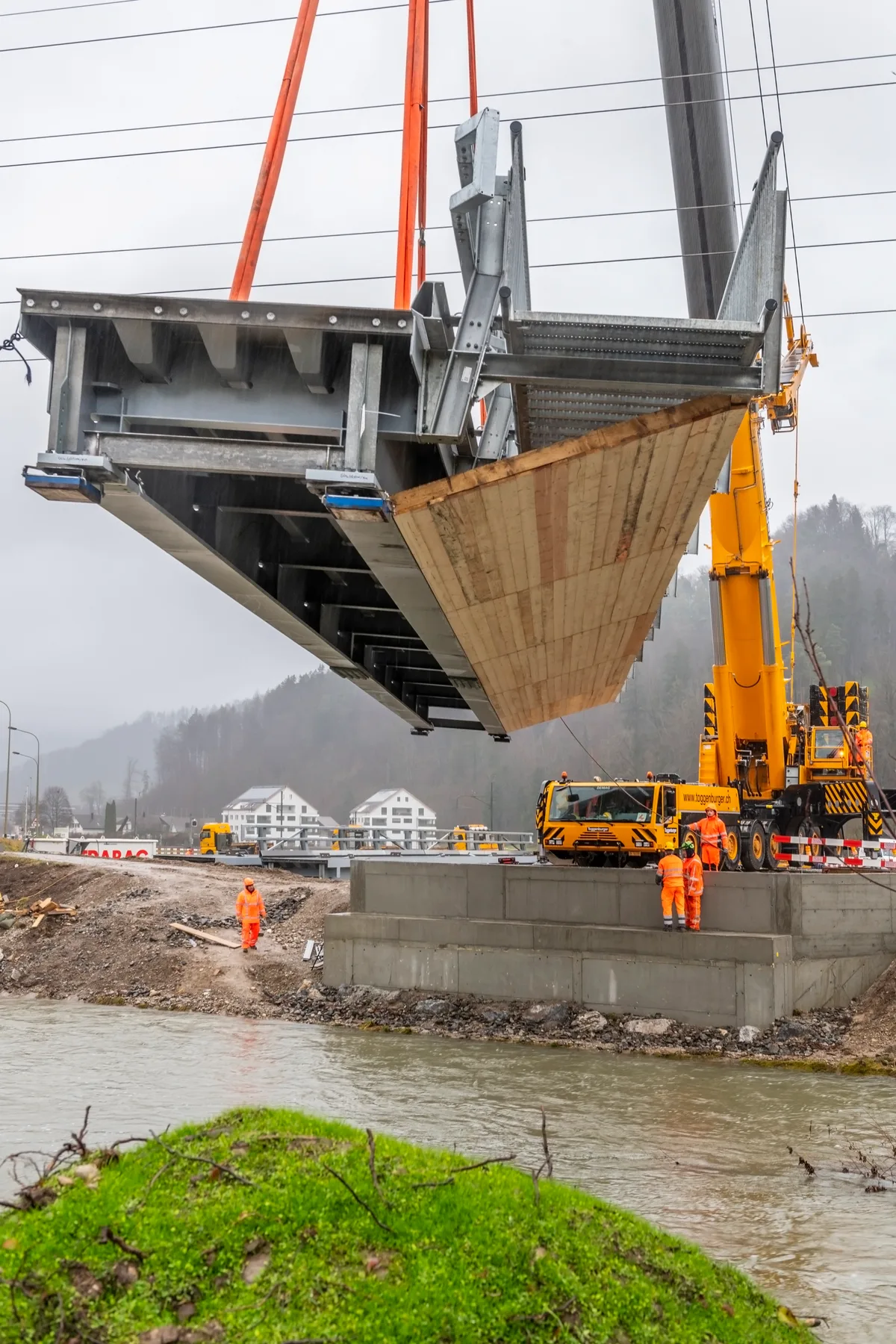In Wila wurde die provisorische Brücke über die Töss versetzt.