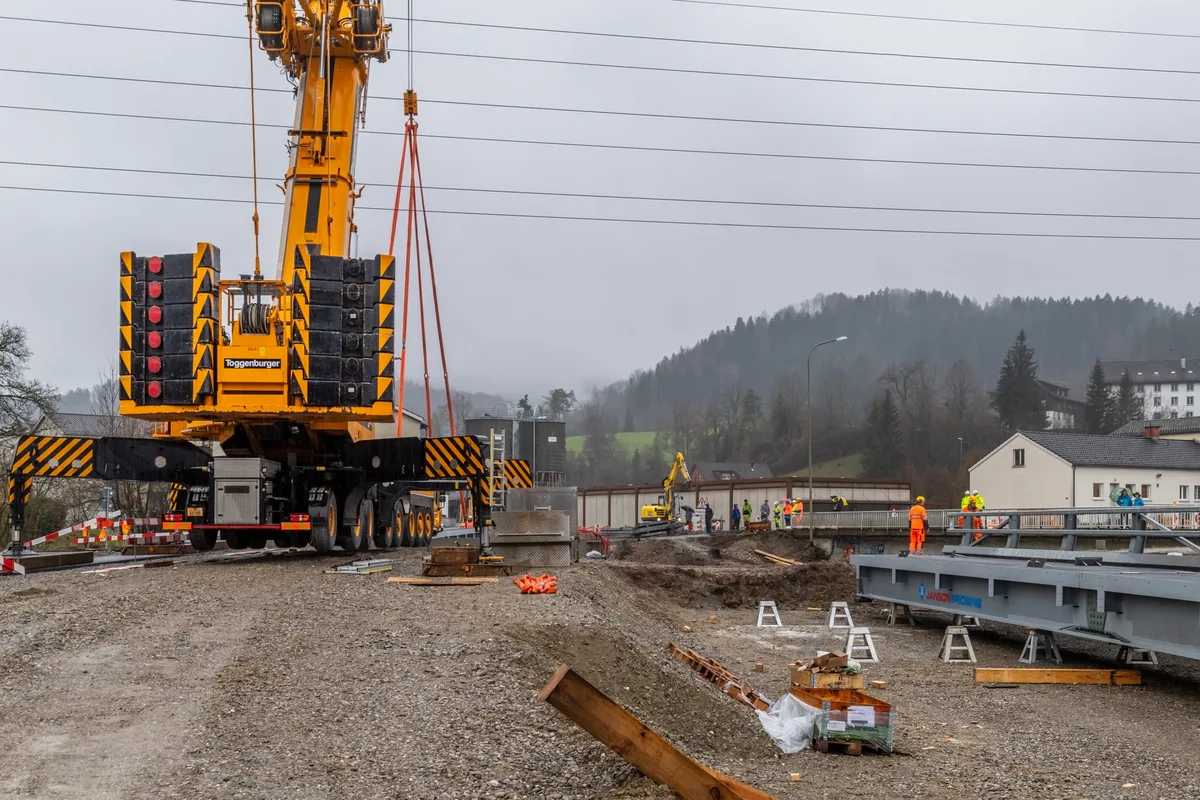 In Wila wurde die provisorische Brücke über die Töss versetzt.