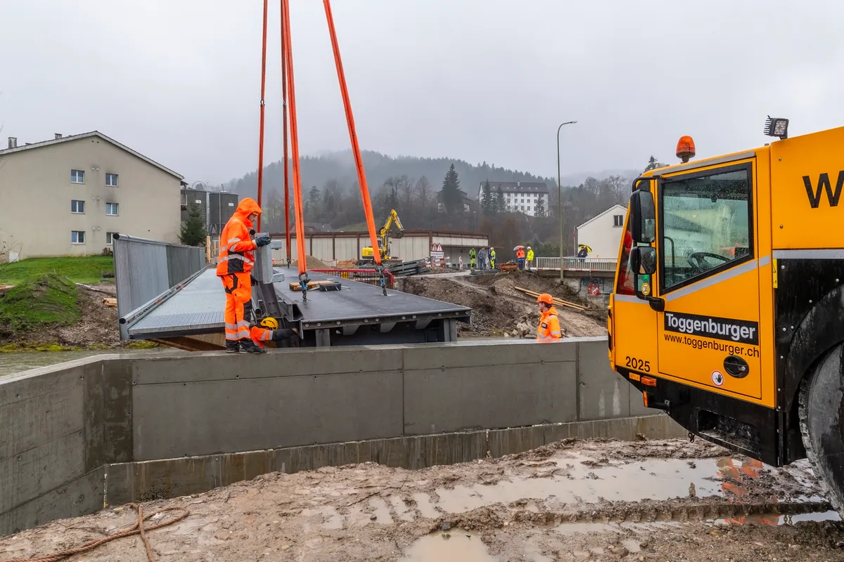 In Wila wurde die provisorische Brücke über die Töss versetzt.