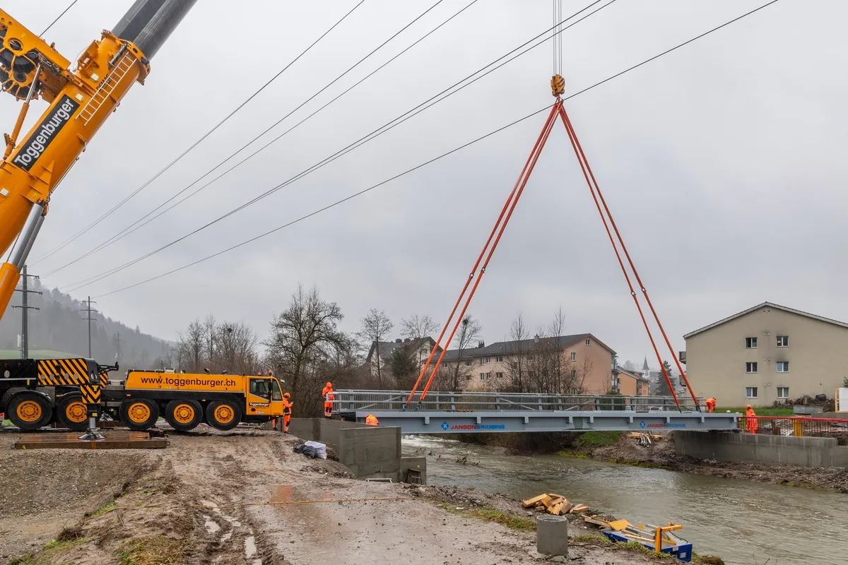 In Wila wurde die provisorische Brücke über die Töss versetzt.