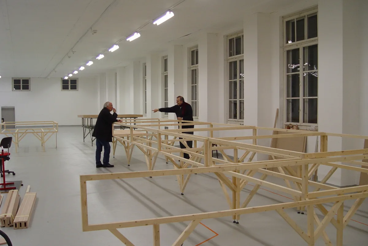Zu Beginn stand in der Rikoner Fabrikhalle nur das Holzgerüst … Archivbild zeigt den Entstehungsprozess der Anlage.